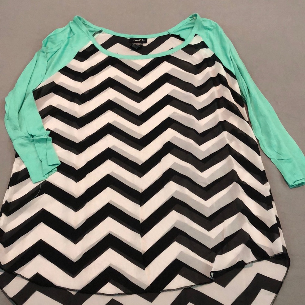 Rue 21 Chevron Stripe Top in Black White Size Small